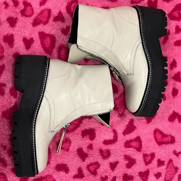 Boots - Picture 5 of 8